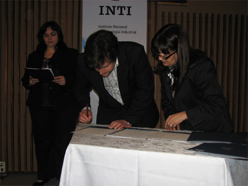 Lucio Alejandro Cieza, technician in charge of the company, signs the agreement.