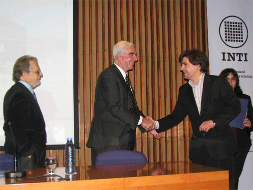 Enrique Martinez and Dr. Alberto Daz preside de ceremony.